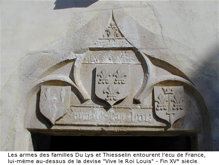 Tympan au-dessus de la porte.